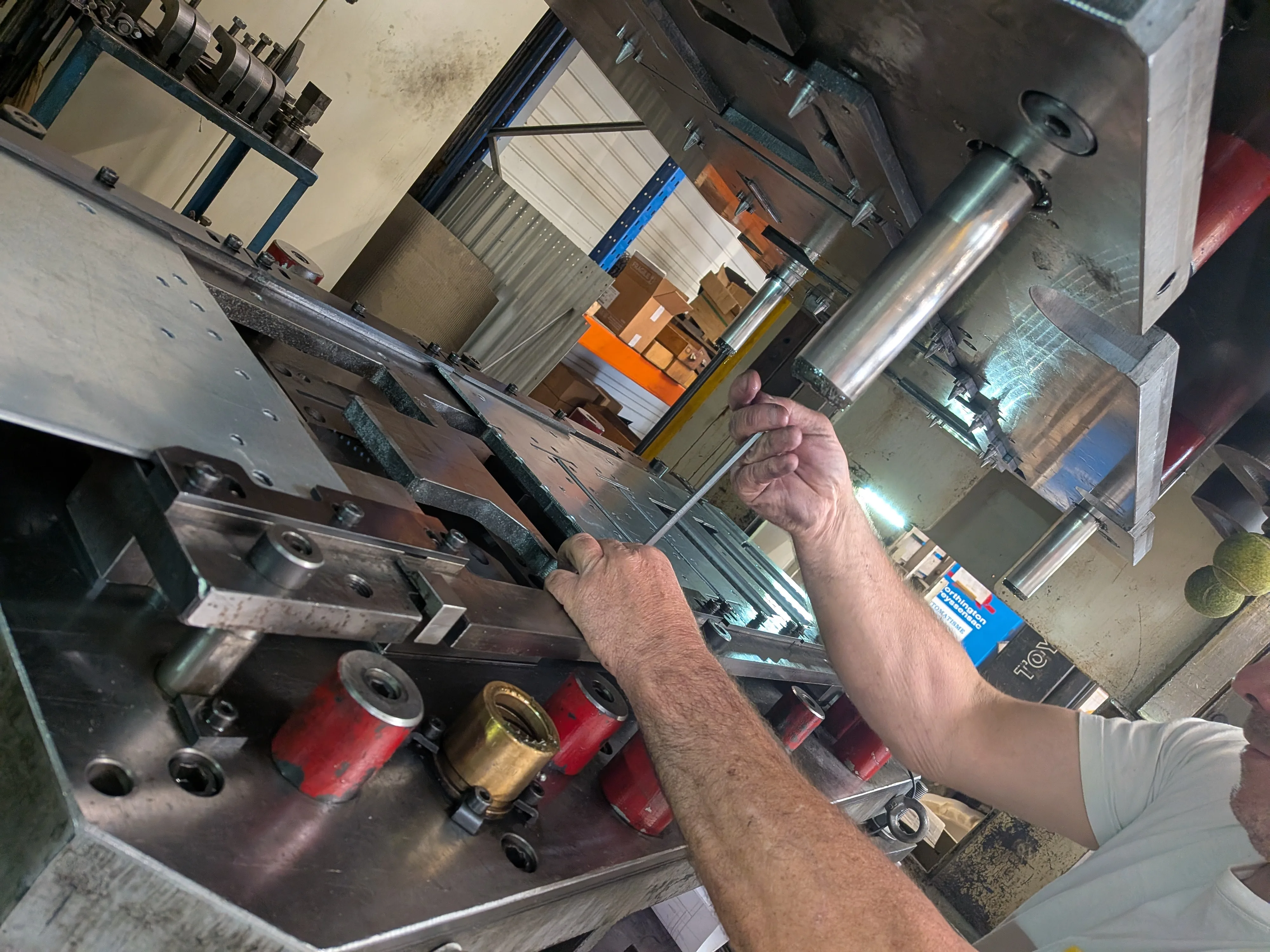 Ajustage manuel d’un outillage de presse dans l’atelier