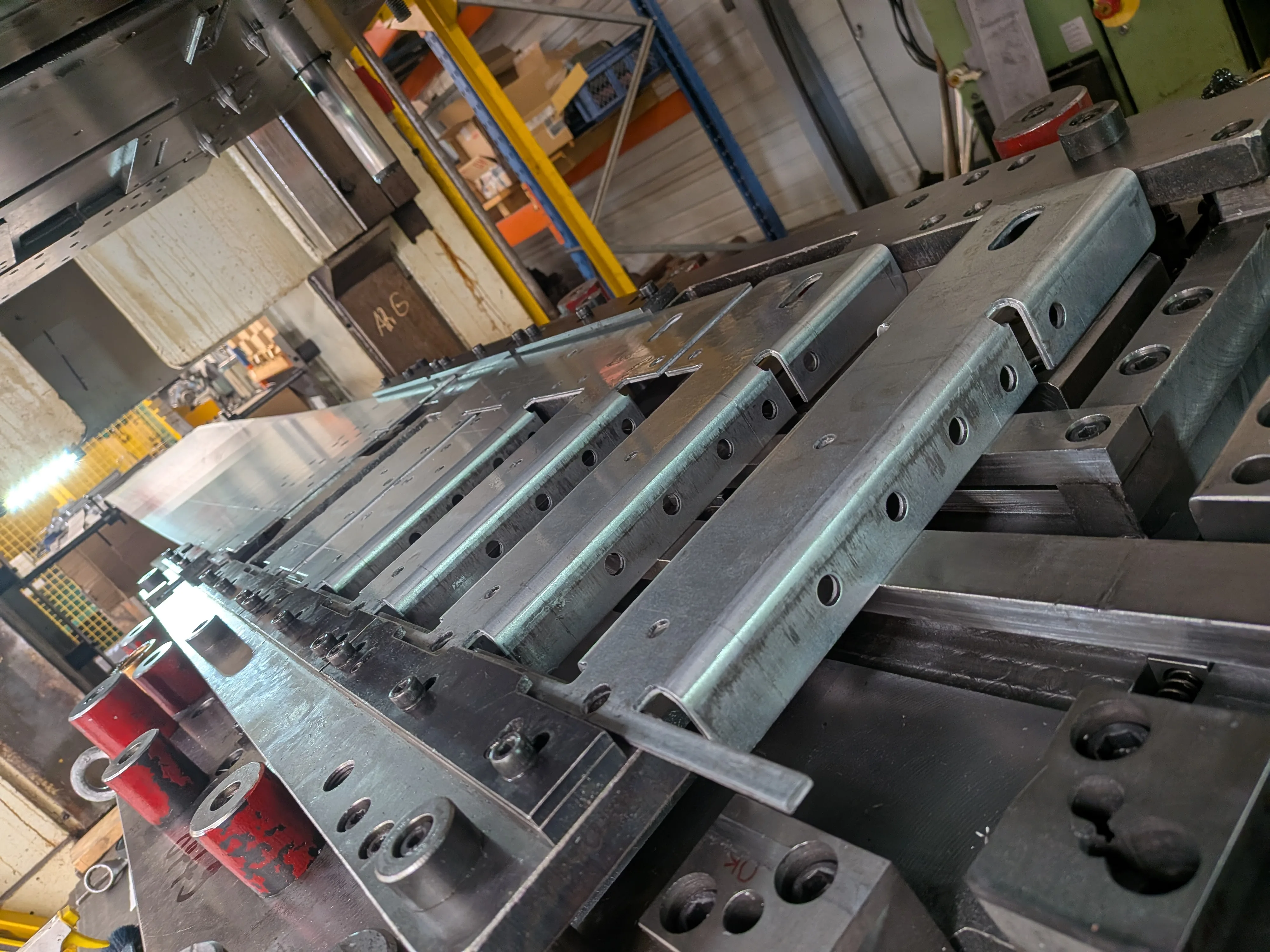 Outillage de presse de grande dimension en atelier