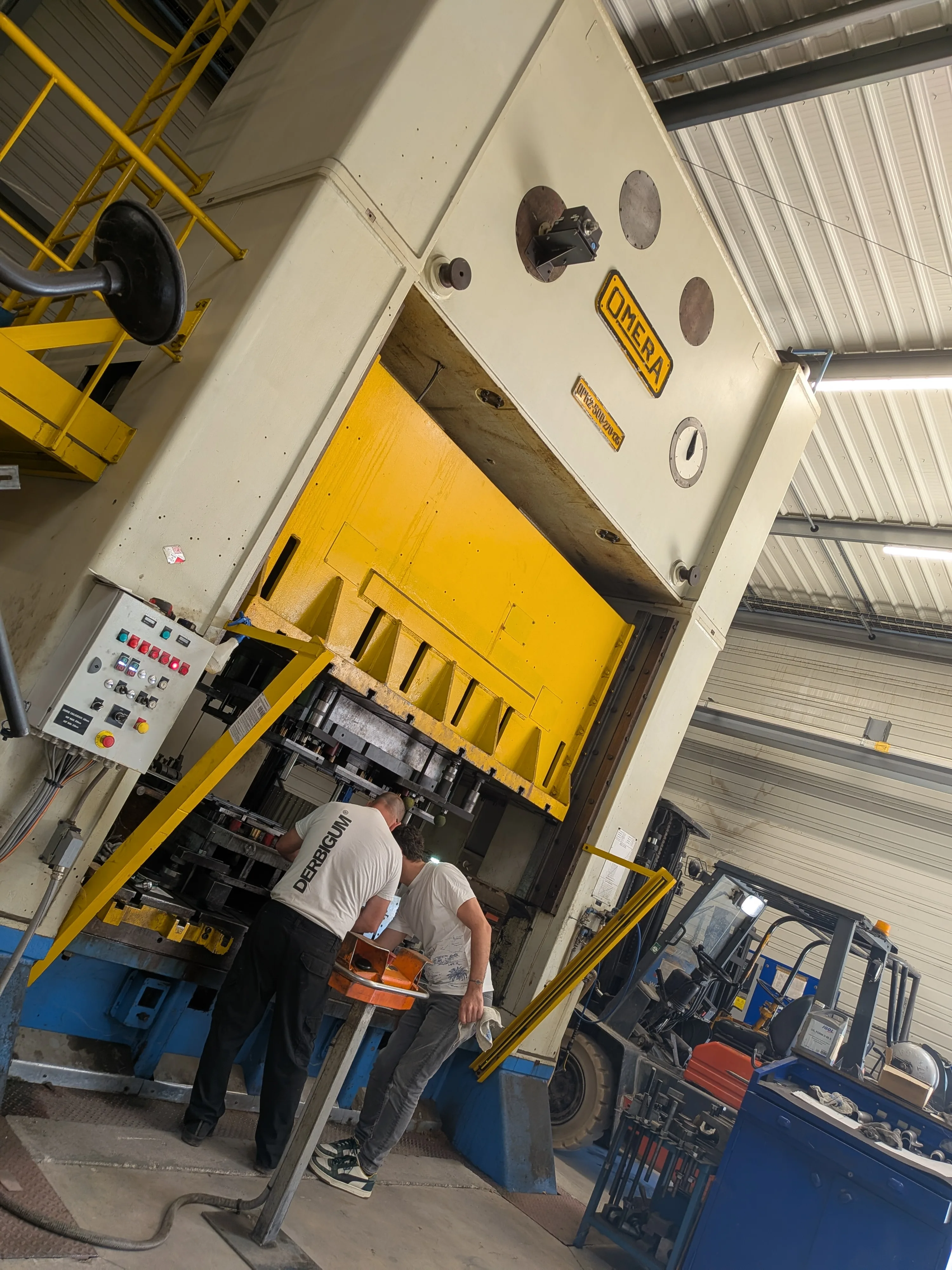 Presse d’essai 500 tonnes dans l’atelier